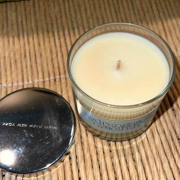 Bath & Body Works/White Barn 4oz Candle- Never Burned - Hydrangea & Hyacinth - Picture 2 of 6
